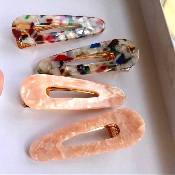 4pcs of Acrylic Hair Clips - Picture 2 of 3